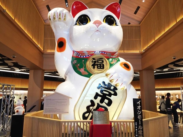 モールのシンボルでもある、高さ7メートルの巨大招き猫。でかかわいい。名前は「おたふく」！　