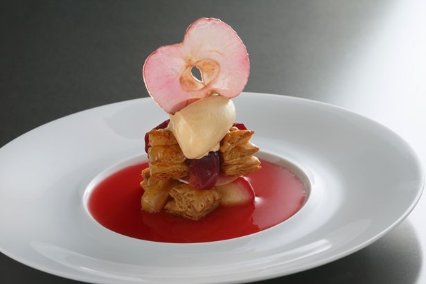 真っ赤な紅玉の美しさが際立つ「ポム・ルージュ」(銀座メゾン1600円・浜大津店1200円)。冬にうれしい温かいひと皿だ