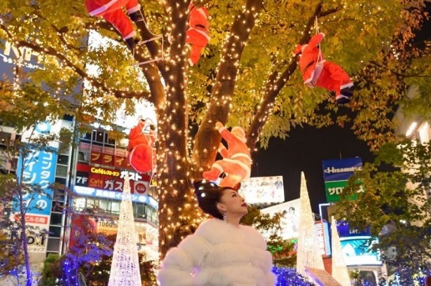 【写真を見る】「これから素敵なことが起きるという予感を歌った曲とともに、イルミネーションを楽しんでほしい」と語る野宮氏