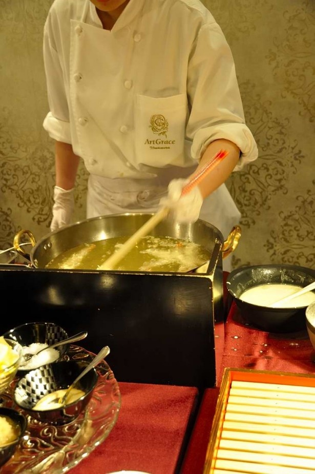 天ぷらも揚げたてが食べられる。6種類の塩のバリエーションを楽しんで