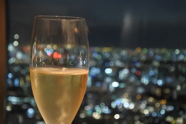 夜景をバックにシャンパンからディナーはスタート！