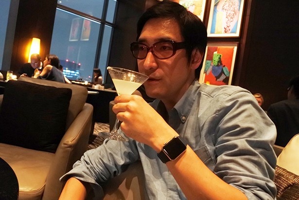 渋谷の夜を存分に堪能する小宮山雄飛