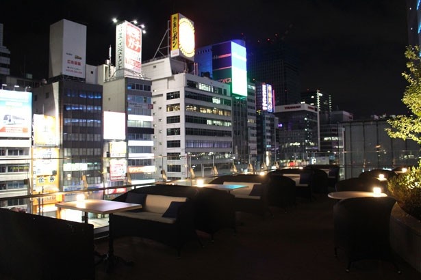 ソファ席でゆったりとくつろげるオープンテラス。冬季は夜景と共にイルミネーションを楽しめる