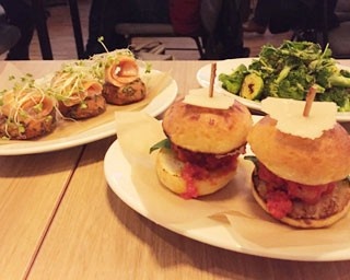 お酒に合うディナーも充実！サラベス東京店オープン