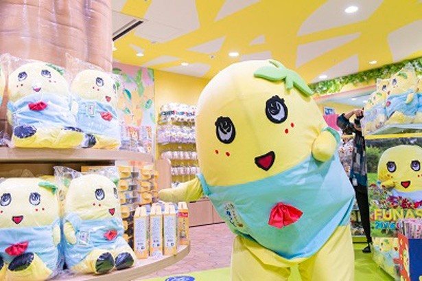 店内には所狭しとふなっしーが！オープン日に駆けつけたふなっしーも大興奮