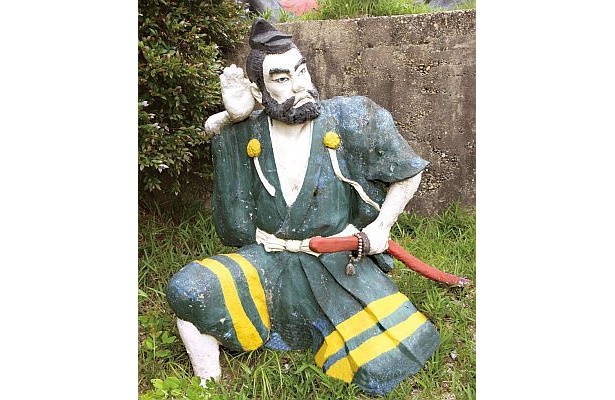 こっそり盗み聞き中の山伏