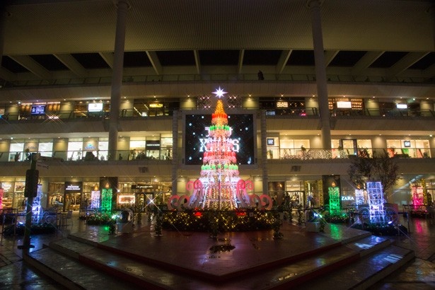 さまざまな色に変わるクリスマスツリーのほかにもキャンドルの形をしたイルミも！