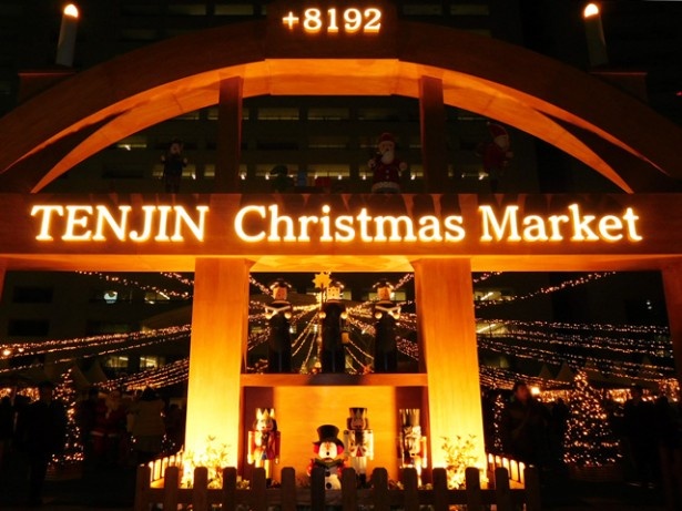 入り口では、TENJIN Christmas Marketのロゴが入った巨大なアーチがお出迎え
