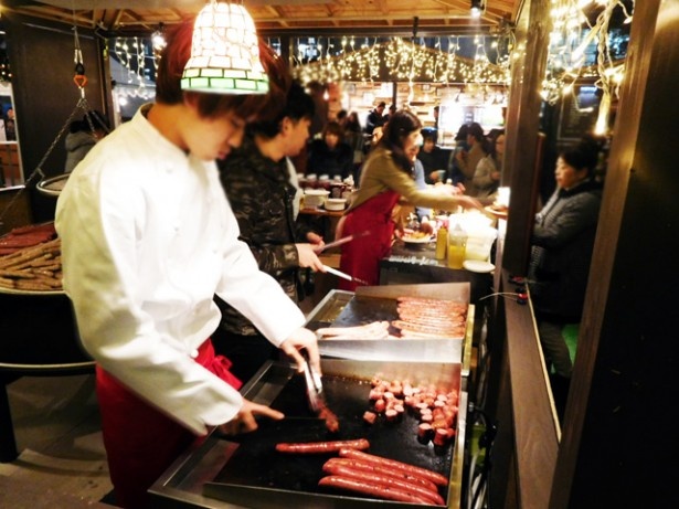 ウィンナーやホットドック、ステーキ丼など多彩なグルメもそろっている