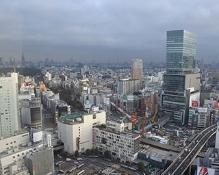 小宮山雄飛が地元・渋谷ホテルステイ「建物がエンタメ」