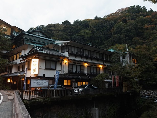 【写真を見る】塔ノ沢の名宿一の湯