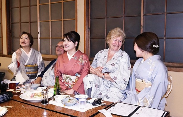 記念写真撮影など芸者衆との交流の場もあり外国人を中心に人気