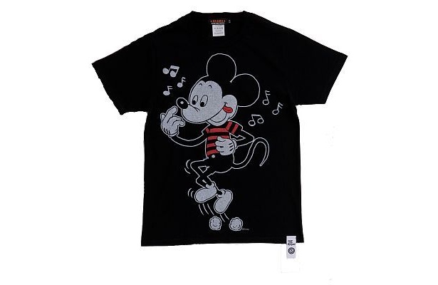 「OVER THE STRiPES×BEAMSのミッキーマウスTシャツ」（BLACK・表）
