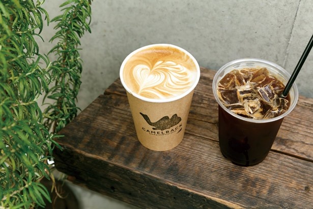 「ストリーマー コーヒー カンパニー」出身の鈴木さんが淹れるコーヒーも必見！「イモータル ラテ」(594円)と「アメリカーノのキャメルブラック」(410円)