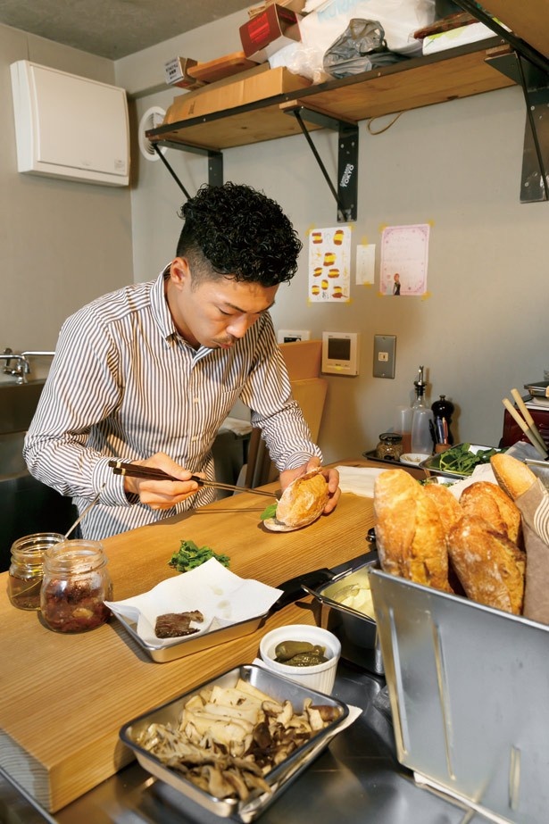 真菜箸や柳刃包丁など板前の道具を用い、きびきびと作業する成瀬さん