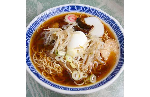 【福壽】「五目ラーメン」(￥630)。トッピングは、チャーシュー・ゆで卵・メンマ・モヤシ・蒲鉾・ナルトなど、具だくさん