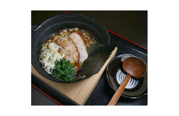 【麺処 ひろ爺】おすすめの「塩ラーメン」(￥500)のほか、「醤油」や「味噌」、「タンメン」もあり。味やトッピングのバリエーションも豊富