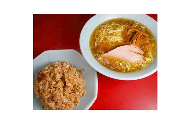 【さぶちゃん】「半ちゃんらーめん」(￥690)。甘いメンマが醤油スープにじんわりしみて、優しく懐かしい一杯に仕上げている