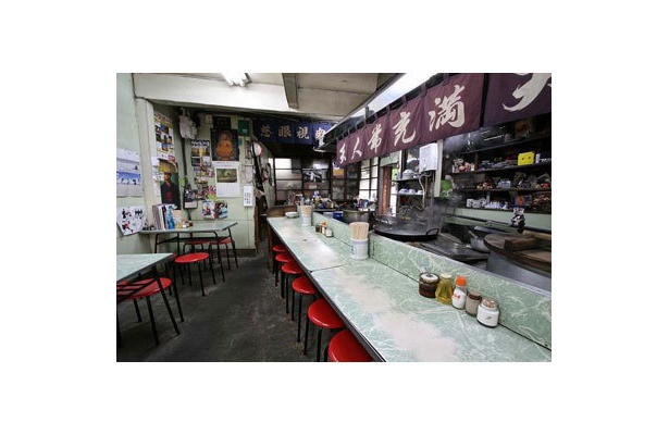 【福壽】店内中央には麺を茹でる大きなかまどが鎮座する。ご主人の手さばきを見ながらラーメンを待つ楽しみも