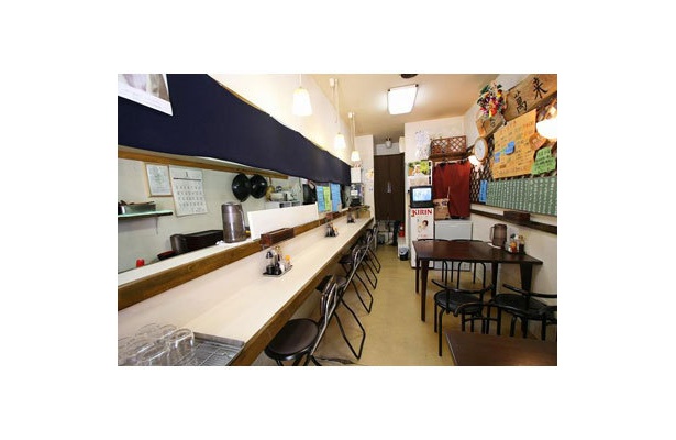 【麺処 ひろ爺】大通りの喧騒から一本離れた路地に位置する、和やかな店内。浅草橋駅から徒歩4分とアクセスも抜群だ