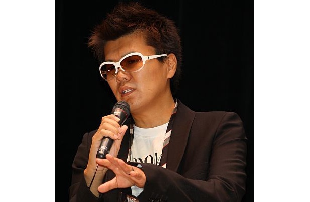熱い想いを語るおちまさとさん。「これをきっかけに、針でダムを決壊させるように不況を打破したい」