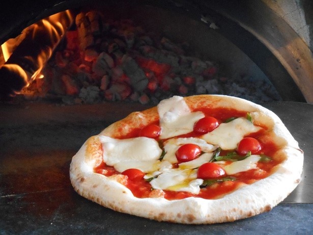 キッチンカーでは「薪窯焼きpizza-UNCLE-KEN」で、クリスマス限定のフレッシュマルゲリータを味わう事ができる