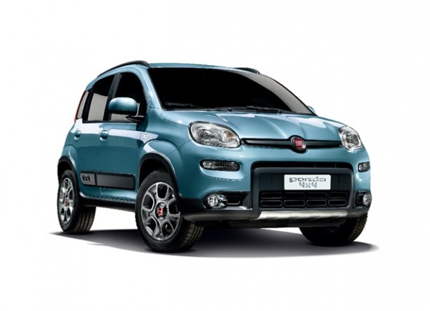 写真のヴェネチアンブルーのほか、スイートキャンディー ベージュの2色をそれぞれ限定発売する「Fiat Panda 4x4 Terra」(255万9600円)