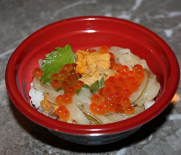 「函館朝市漁り火がごめ丼」は北海道の食材が満載
