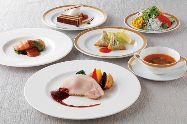 【写真を見る】レストラン コンチネンタルのランチコース「サンタランド リシュ ランチ」(全8品・2600円)