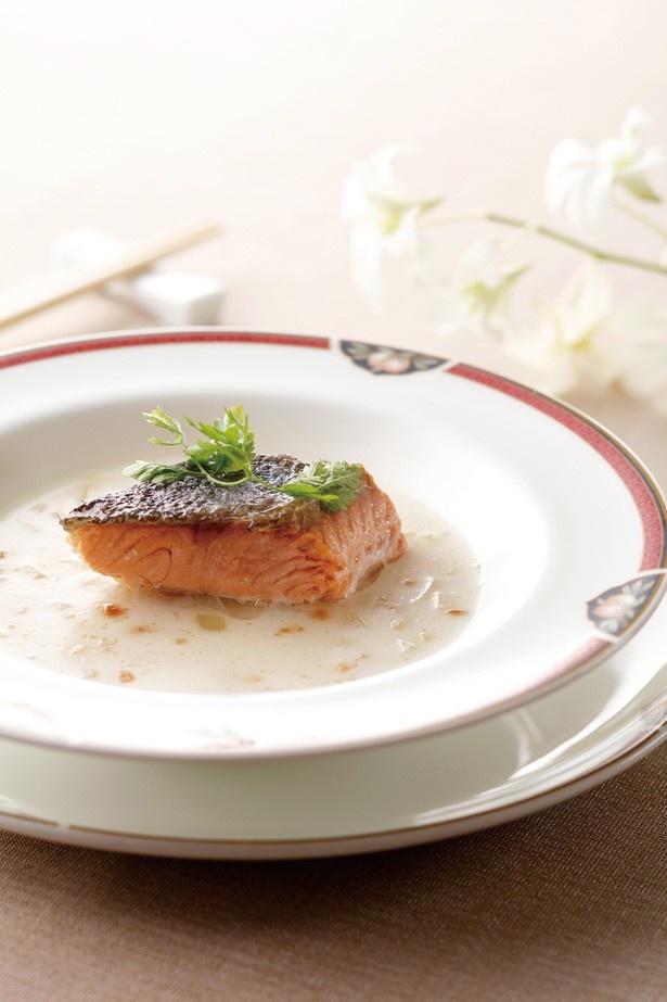 中国料理 桃花林のディナーコース「広東美食紀行～広尾町から～」(8400円)で提供されている、サケをココナツが香るクリーミーなソースで味わう「広尾町産鮭の蒸し焼き ココナツソース」