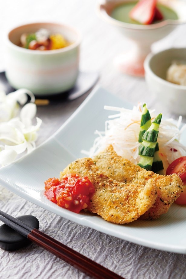 きょうど料理亭 杉ノ目のランチコース「初氷御膳～広尾町から～」(2100円)で堪能できる「広尾町産鱈の香草パン粉揚げ すだちとトマトのソース」