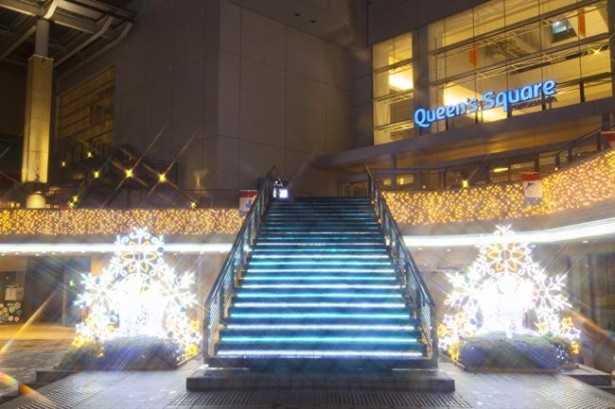 天空を飛び交うキューピッドをホワイト、ブルー、パープルの3色でイメージ。クリスマスの夜を美しく照らす