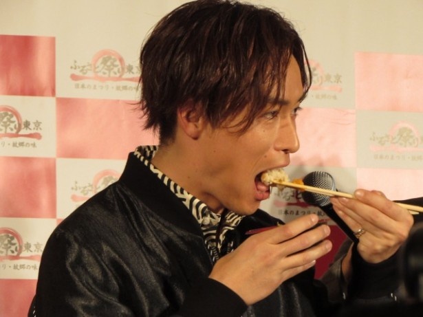 【写真を見る】「函館朝市漁り火がごめ丼」をほおばるEXILE TETSUYA