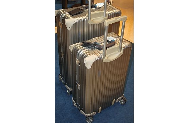 「RIMOWA Topas Premium」は八代英輝さんがセレクト。空港でボコボコになるまで使っている人を見ると歴史を感じて感動するという