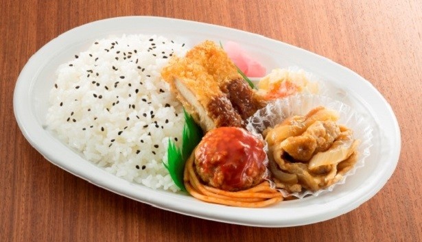 ｢チキンカツ＆豚生姜焼きプレート｣(560円)。メインの他、ハンバーグ、ポテトサラダも付いた嬉しい盛り合わせ ※北海道、宮崎県、鹿児島県を除く