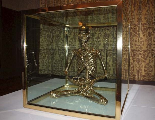 「TRACES OF A CONTINUING HISTORY」は富山県の鋳物メーカー、能作と協業した真ちゅう製の骸骨