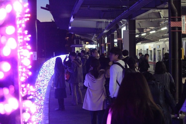 多くの利用者で賑わう京王よみうりランド駅。よみうりランドの「ジュエルミネーション」も好評を博している