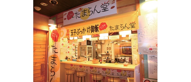 店内はカウンター席のほかテーブル席もある
