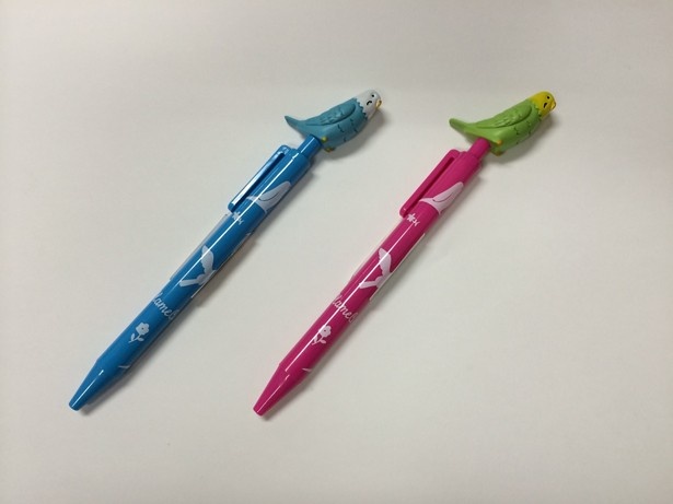 【写真を見る】税込3000円以上の購入でプレゼントされる「プレミィ・コロミィ」のインコグッズ