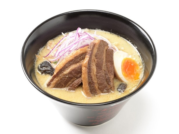 はこだてわいんとコラボした、函館麺厨房 あじさいの「豚バラ煮込み味噌」(950円)