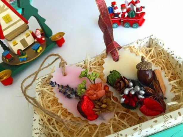 松ぼっくりを利用したミニクリスマスツリー作りやアロマワックスサシェ作り体験を