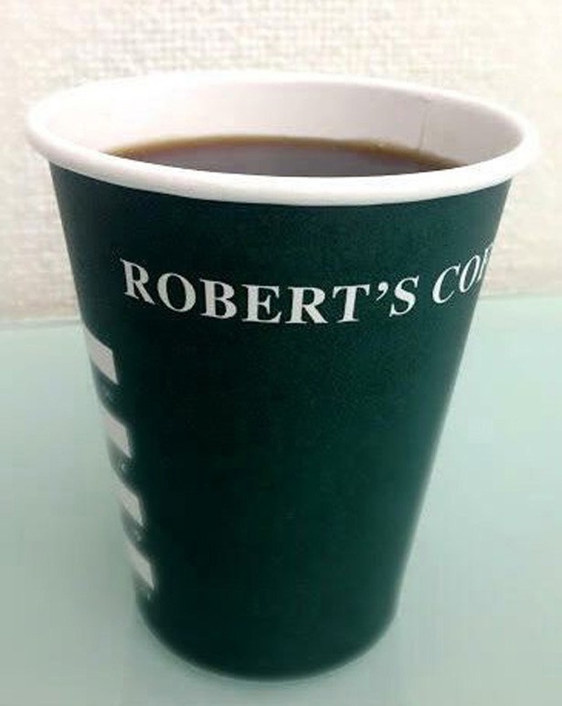 フィンランドを代表する「ロバーツコーヒー」がミニイートインコーナーで登場。「ホットコーヒー」(361円)などのドリンクや「あんこクロワッサン」(260円)といったスイーツも