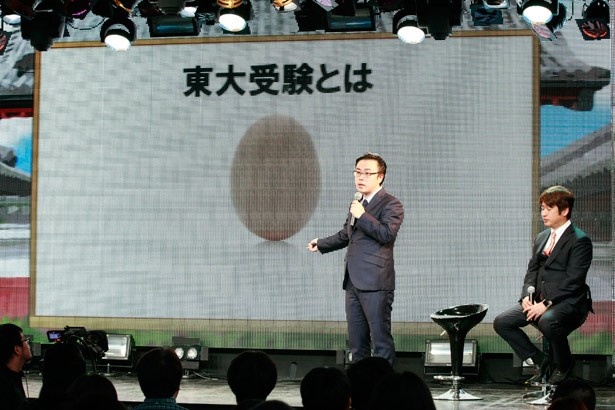 「ビリギャル」の中にも登場する、“コロンブスの卵”にまつわるエピソードを紹介する坪田氏。東大受験も、合格できると信じることが重要であるという