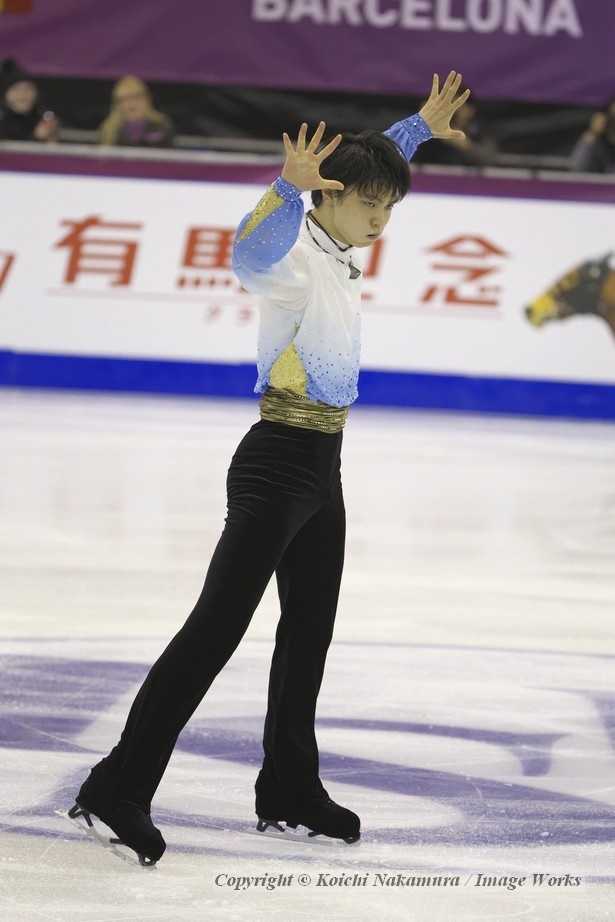 最後まで緊張感を持って、歴史に残るパフォーマンスを演じきった羽生結弦。怖いほどの表情だ