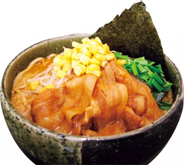 東京スタイルみそらーめん ど・みその「濃厚東京スタイル味噌らーめん」は、5種類の味噌と各種スパイスをブレンドした味噌ダレに動物と魚介のWスープを融合