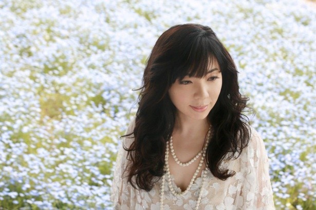 【写真を見る】岡本真夜のフリーライブは、12月12日(土)の18時から行われる
