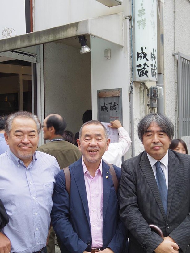 【写真を見る】東京とんかつ会議メンバーの3人。左からマッキー牧元、山本益博、河田剛