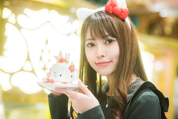 カップ付ストロベリーサンデー(500円)を手にとる清水さん。マイメロディなど4種のキャラクターカップがある中、大好きなハローキティをチョイス
