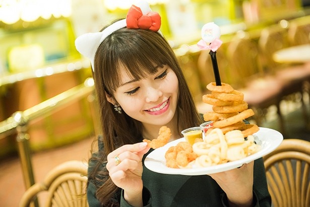 ポップコーンシュリンプ、オニオンリング、ポテトがセットになった「パーティフライ」(800円)。トップには25周年のロゴが入ったマシュマロが	