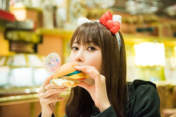カラフルな「びっくりバーガー」(900円)！まろやかなブルーのマッシュポテト、リンゴ酢が香るザワークラウトなどがイン。「食べごたえあるけどリンゴの風味でさっぱり」